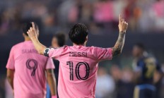 九游娱乐平台-梅西大杀四球，巴萨小胜镜报