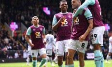 包含伯恩利在紧要关头取得关键胜利，士气大增的词条