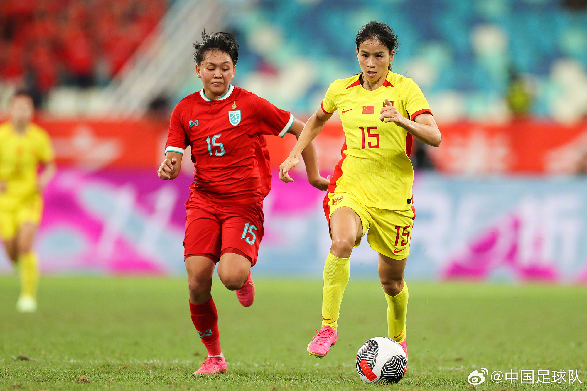 中国女足队员全力以赴，冲刺胜利(中国女足进军)