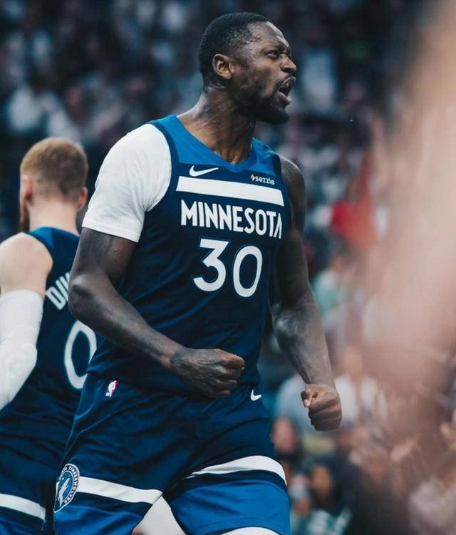 主帅战术受热议，球队发挥稳定