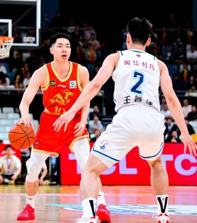 包含拼搏的精神，CBA球队在比赛中显现无疑的词条