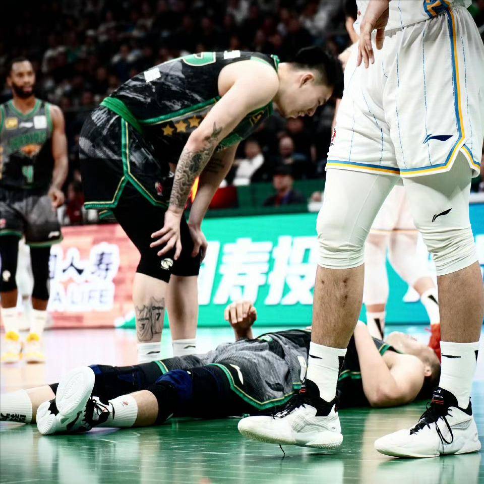 比赛频频暂停,球员疲惫不堪 比赛频频暂停,球员疲惫不堪