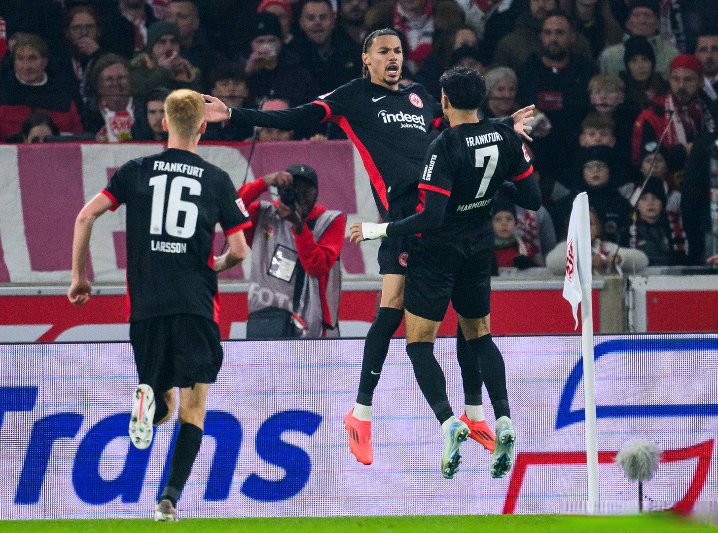 包含法兰克福豪取关键胜利，冲刺欧战资格成功的词条