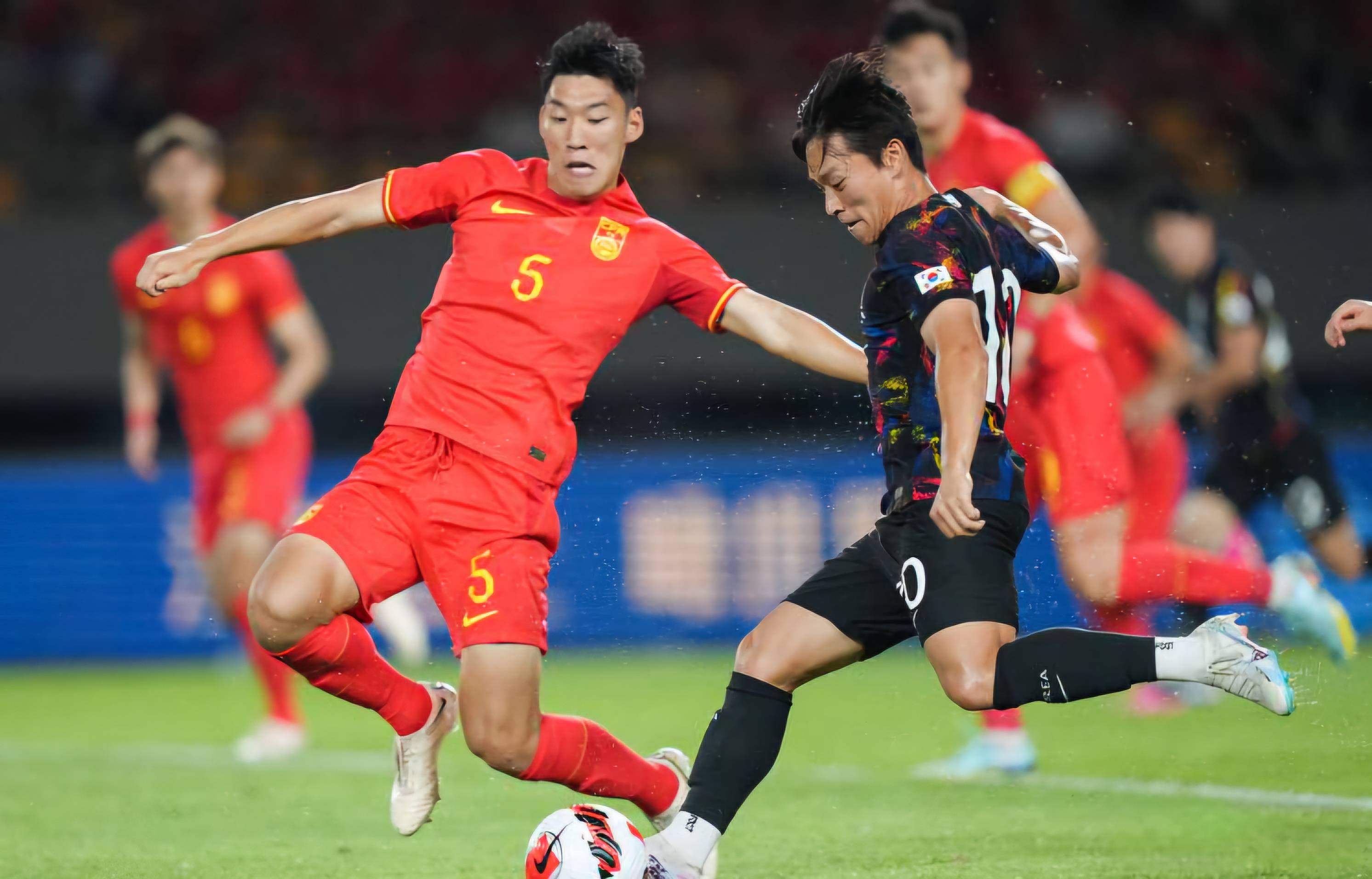 国内足球职业赛事紧张战况持续进行