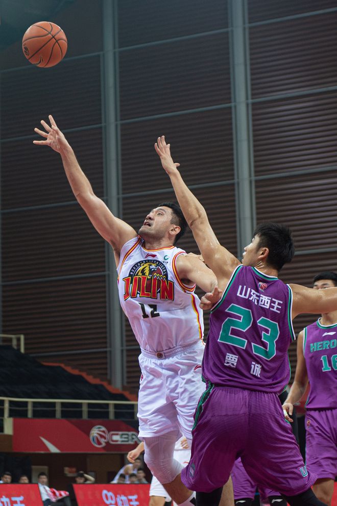 湖北男篮联手作战,打出团队凝聚力 湖北男篮联手作战,打出团队凝聚力