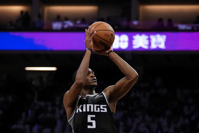 关键时刻决胜负,球员突破对方防线成功得分 关键时刻决胜负,球员突破对方防线成功得分