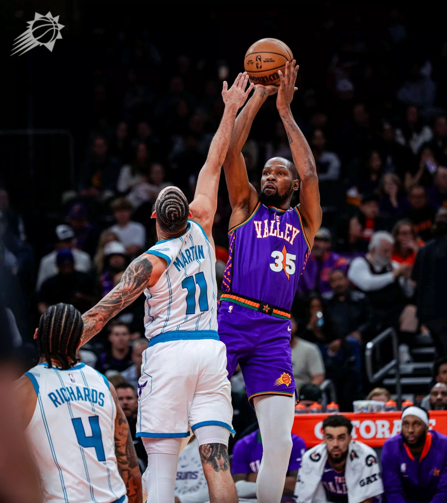 黄蜂队主场再获胜利,球迷欢呼不已的简单介绍 黄蜂队主场再获胜利,球迷欢呼不已的简单介绍