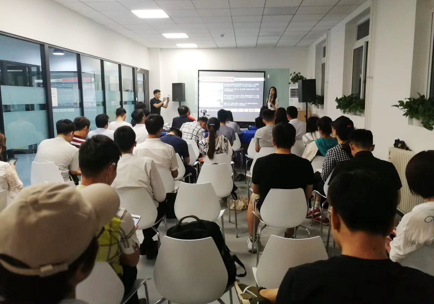 包含球队老板宣布森林狼将投资打造更先进训练中心提高训练质量的词条